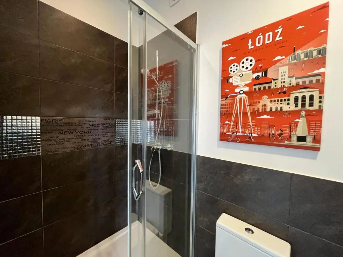 Image 2 of Apartament I LOVE PIOTRKOWSKA z wielkim lustrem, balkonem i klimatyzacją