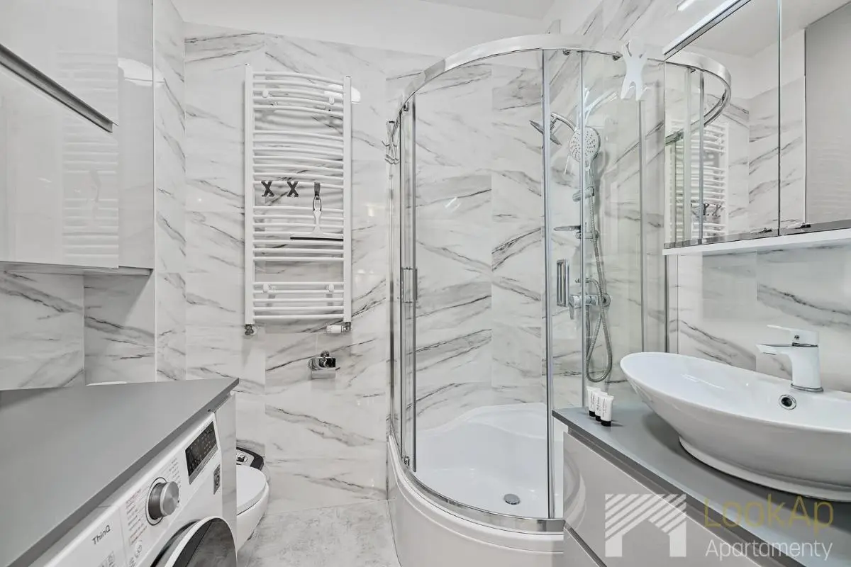 Image 2 of Apartment Industrial Red by LookAp – parking, klimatyzacja