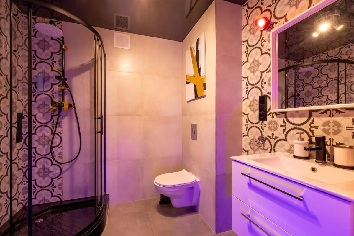 Image 2 of BDSM New Grey 18 Apart Manufaktura Centrum Miasta Parking na terenie Bardzo wygodne Łóżko ogromne lustro dla dorosłych ADULTS ONLY