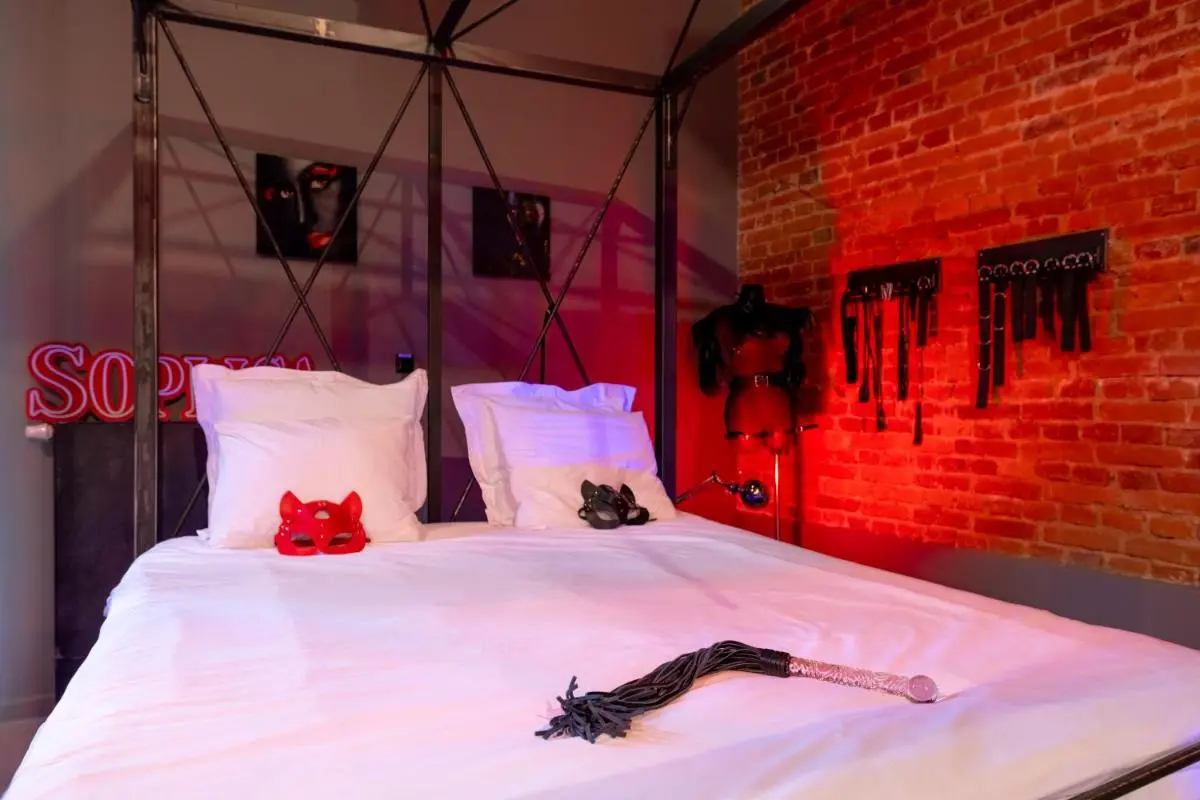 Image 4 of BDSM New Grey 18 Apart Manufaktura Centrum Miasta Parking na terenie Bardzo wygodne Łóżko ogromne lustro dla dorosłych ADULTS ONLY