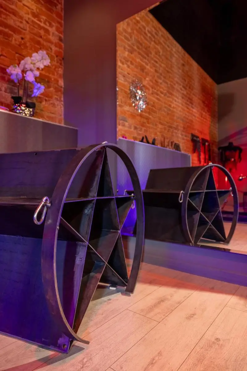 Image 6 of BDSM New Grey 18 Apart Manufaktura Centrum Miasta Parking na terenie Bardzo wygodne Łóżko ogromne lustro dla dorosłych ADULTS ONLY