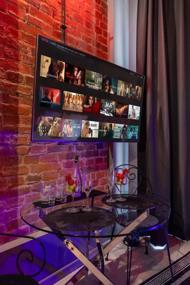 Image 3 of BDSM New Grey 18 Apart Manufaktura Centrum Miasta Parking na terenie Bardzo wygodne Łóżko ogromne lustro dla dorosłych ADULTS ONLY