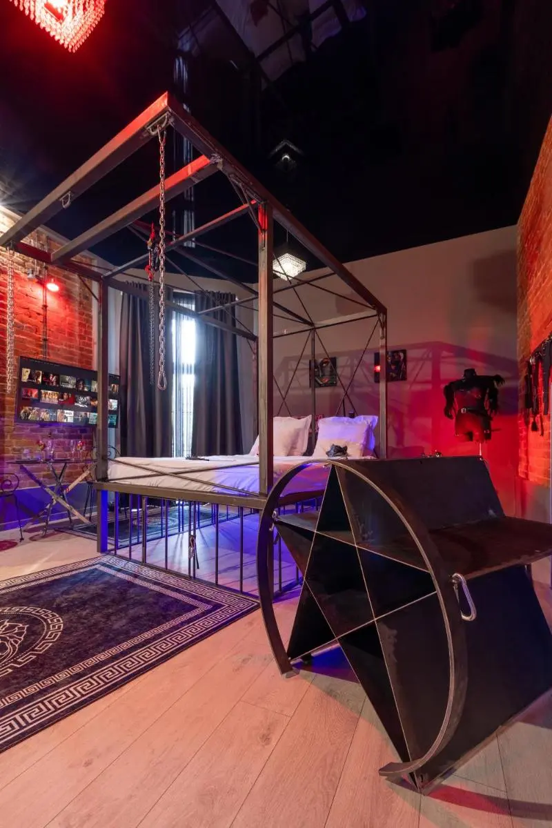 Image 5 of BDSM New Grey 18 Apart Manufaktura Centrum Miasta Parking na terenie Bardzo wygodne Łóżko ogromne lustro dla dorosłych ADULTS ONLY