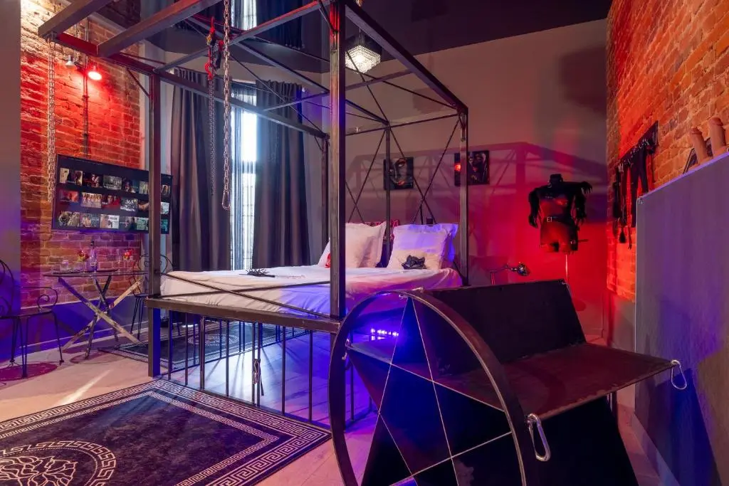 Image of BDSM New Grey 18 Apart Manufaktura Centrum Miasta Parking na terenie Bardzo wygodne Łóżko ogromne lustro dla dorosłych ADULTS ONLY