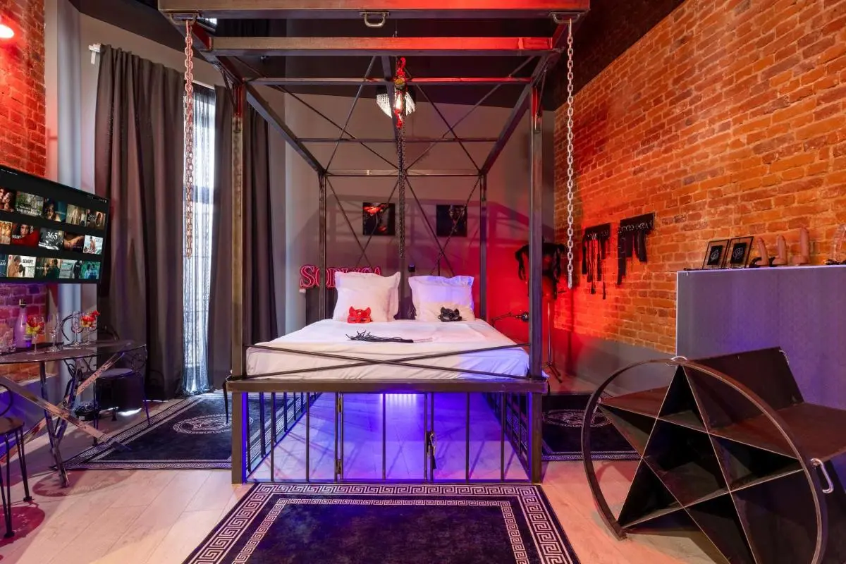 Image 1 of BDSM New Grey 18 Apart Manufaktura Centrum Miasta Parking na terenie Bardzo wygodne Łóżko ogromne lustro dla dorosłych ADULTS ONLY