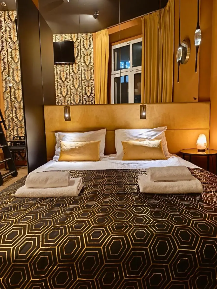 Image 3 of BOOGIE Home Papillon 12