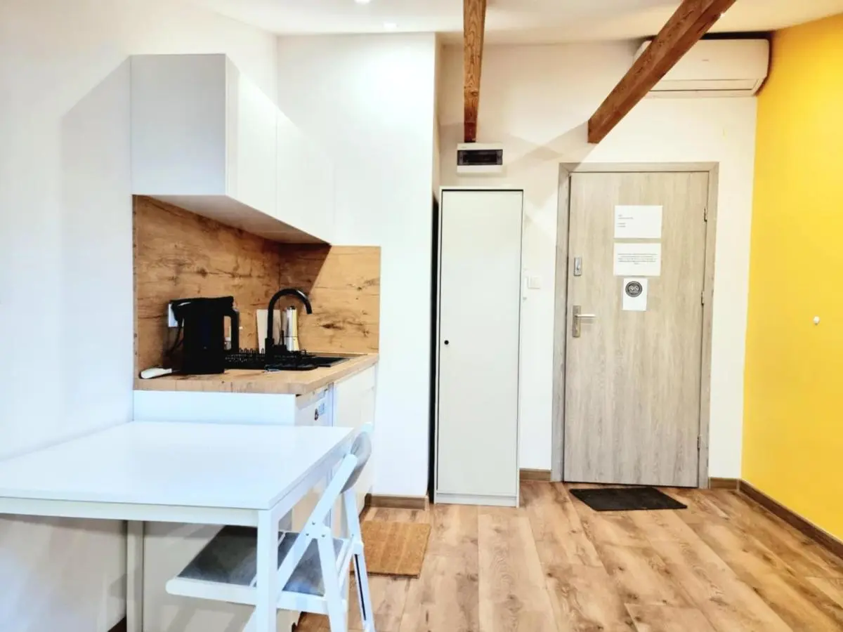 Image 3 of City Host Nawrot