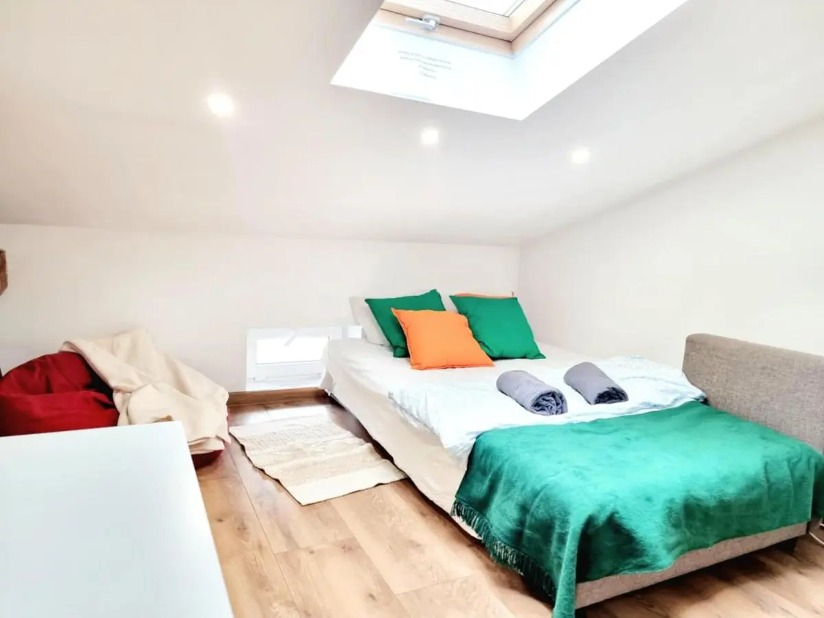 Image 1 of City Host Nawrot