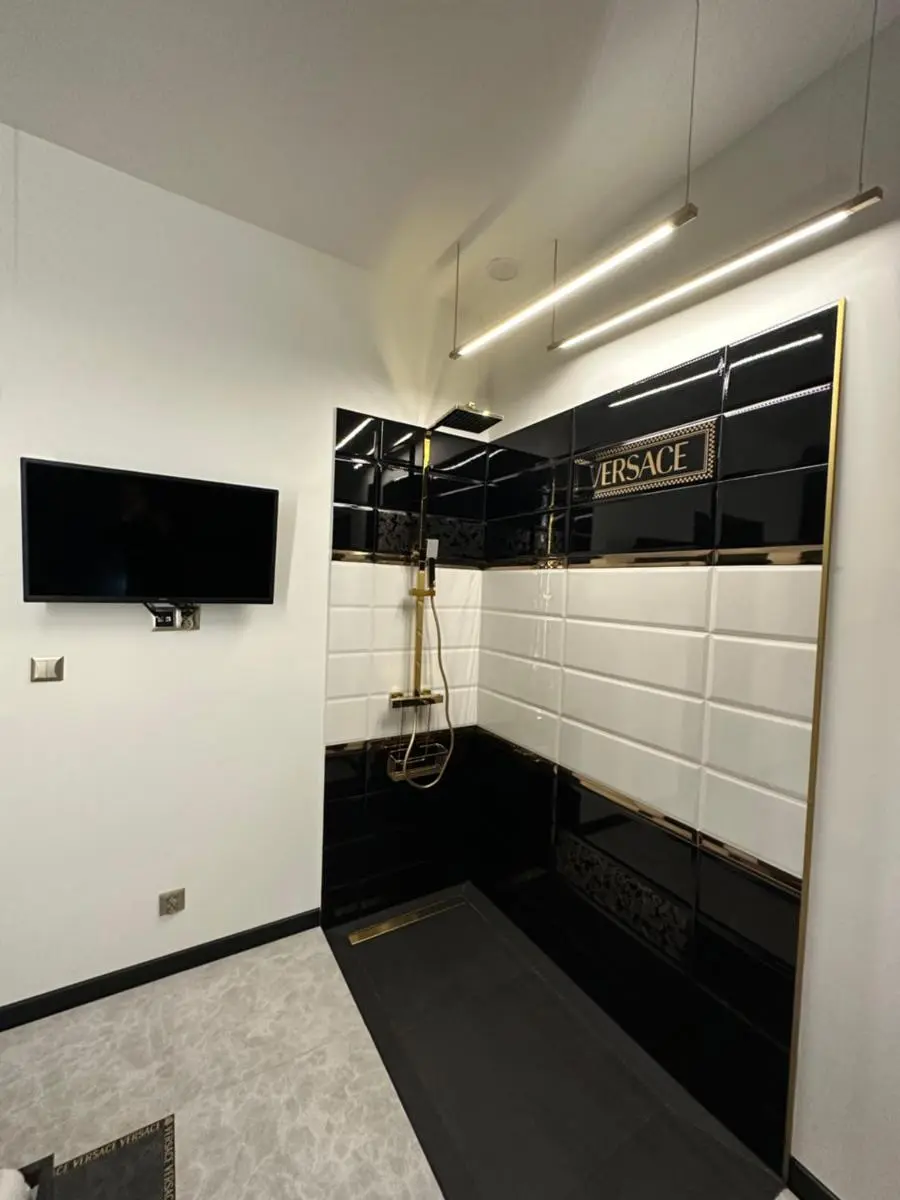 Image 4 of DarkHouse Blue