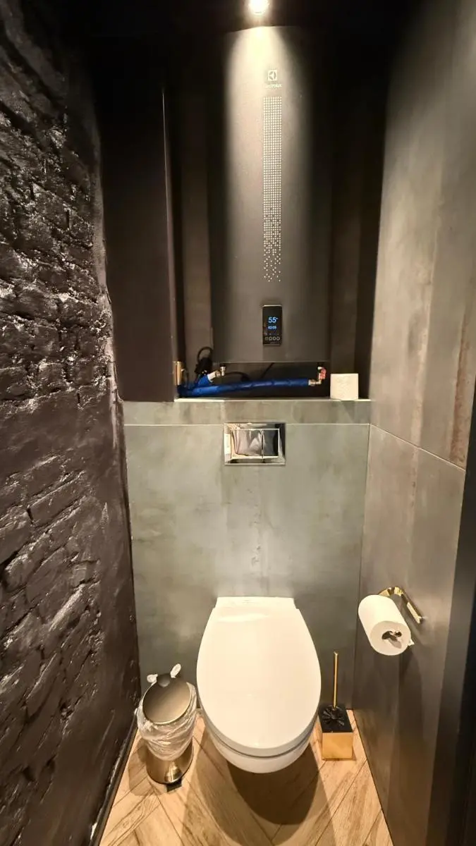 Image 4 of DarkHouse Green