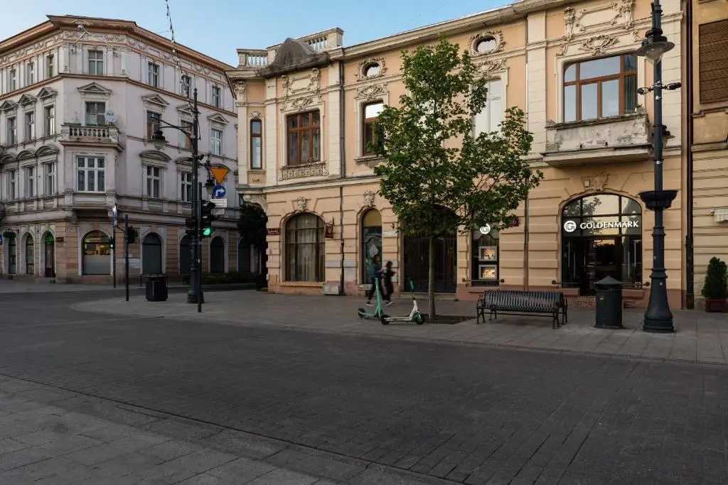 Image of Dream Aparts – Piotrkowska 126 widok na deptak