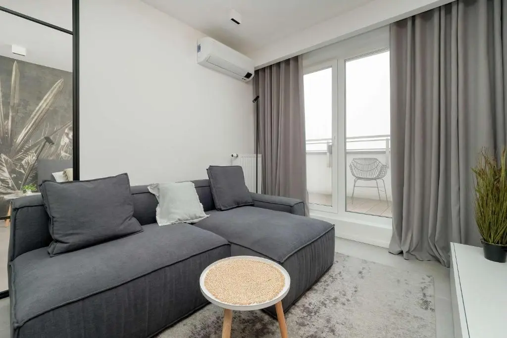 Image of Elegancki Apartament z Klimatyzowanym Salonem, Wanną i Parkingiem w Centrum Łodzi by Renters Prestige