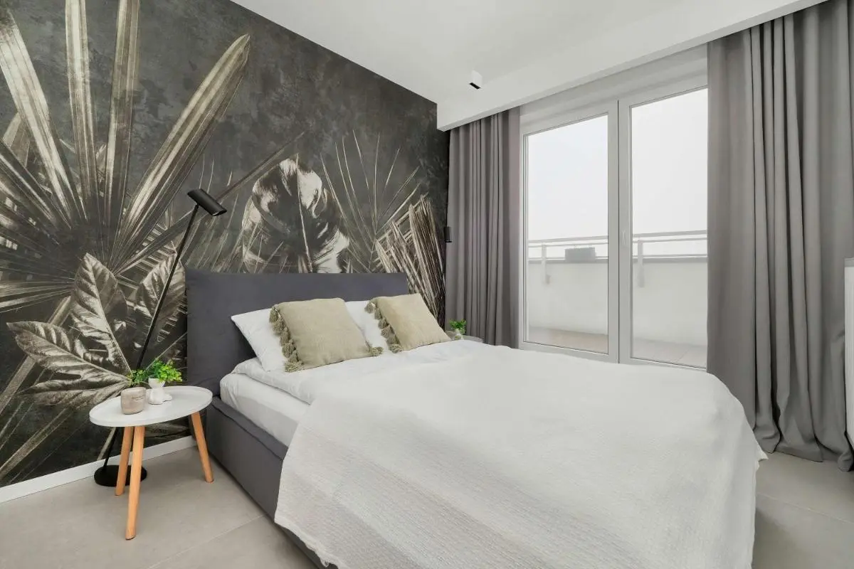 Image 1 of Elegancki Apartament z Klimatyzowanym Salonem, Wanną i Parkingiem w Centrum Łodzi by Renters Prestige