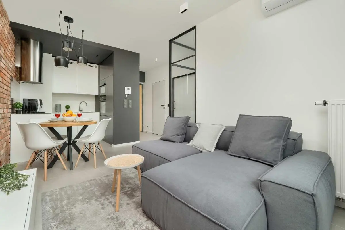 Image 5 of Elegancki Apartament z Klimatyzowanym Salonem, Wanną i Parkingiem w Centrum Łodzi by Renters Prestige