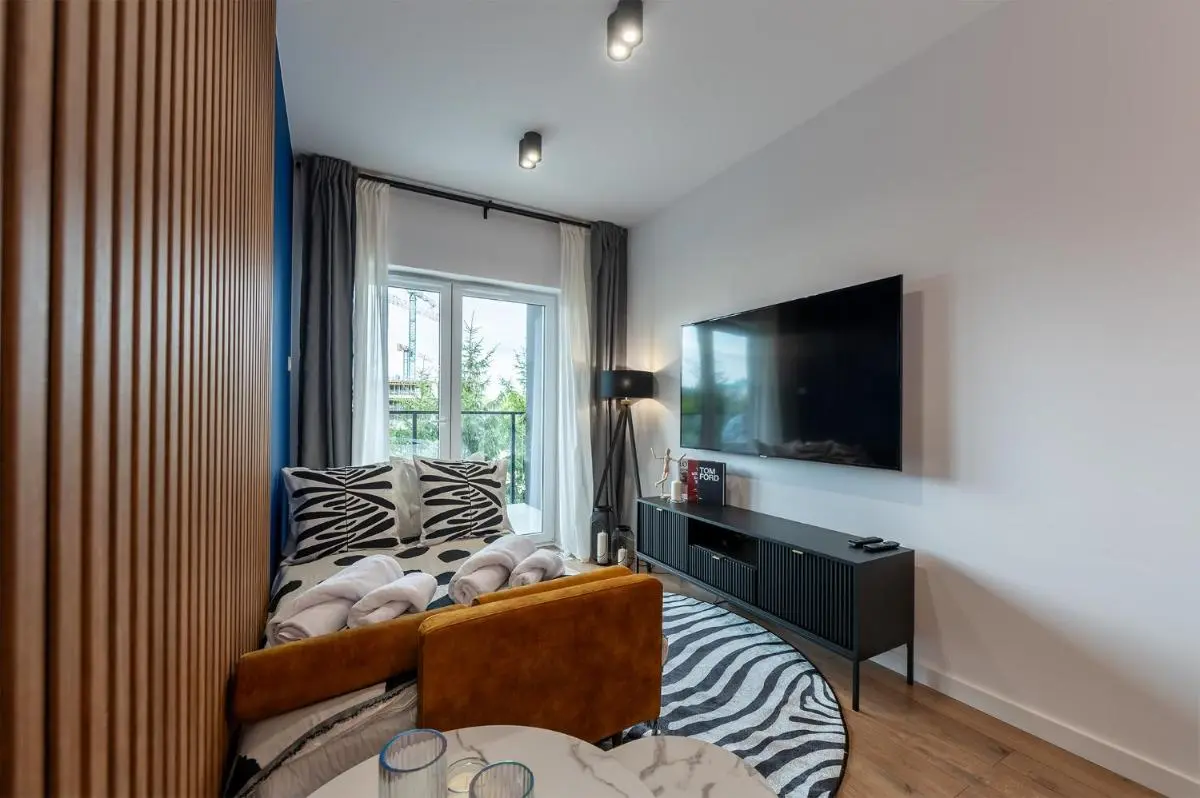 Image 4 of Golden City Haven by Aparo – Nowy Apartament, Winda, Balkon, Szpital CKD, Uniwersytet