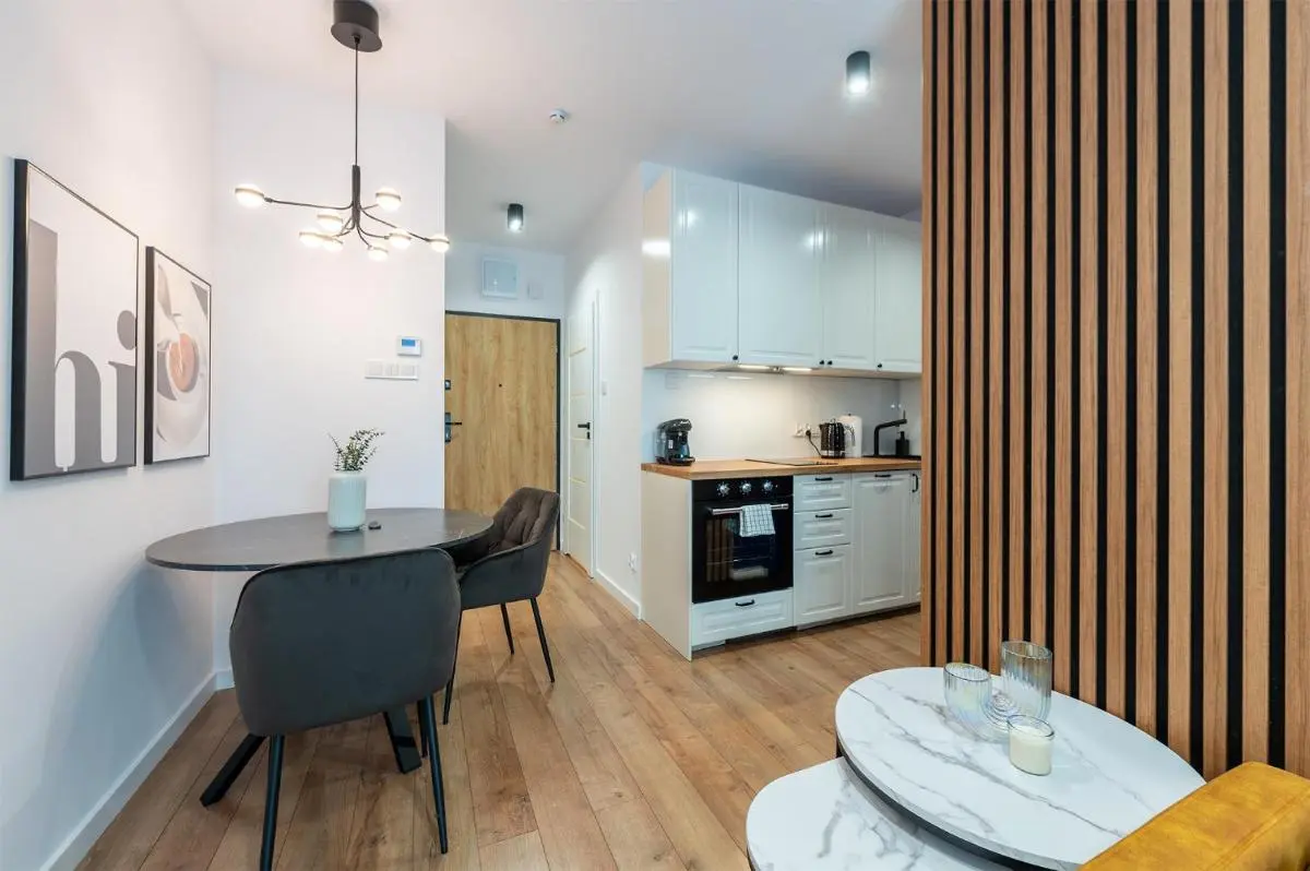 Image 3 of Golden City Haven by Aparo – Nowy Apartament, Winda, Balkon, Szpital CKD, Uniwersytet