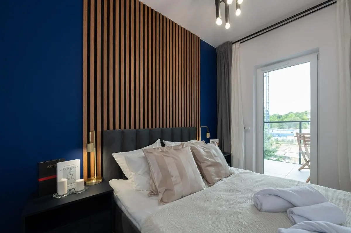 Image 6 of Golden City Haven by Aparo – Nowy Apartament, Winda, Balkon, Szpital CKD, Uniwersytet