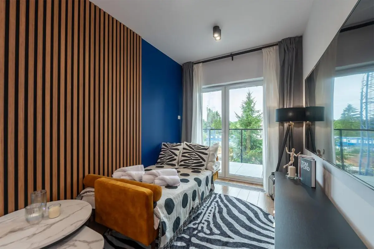 Image 1 of Golden City Haven by Aparo – Nowy Apartament, Winda, Balkon, Szpital CKD, Uniwersytet