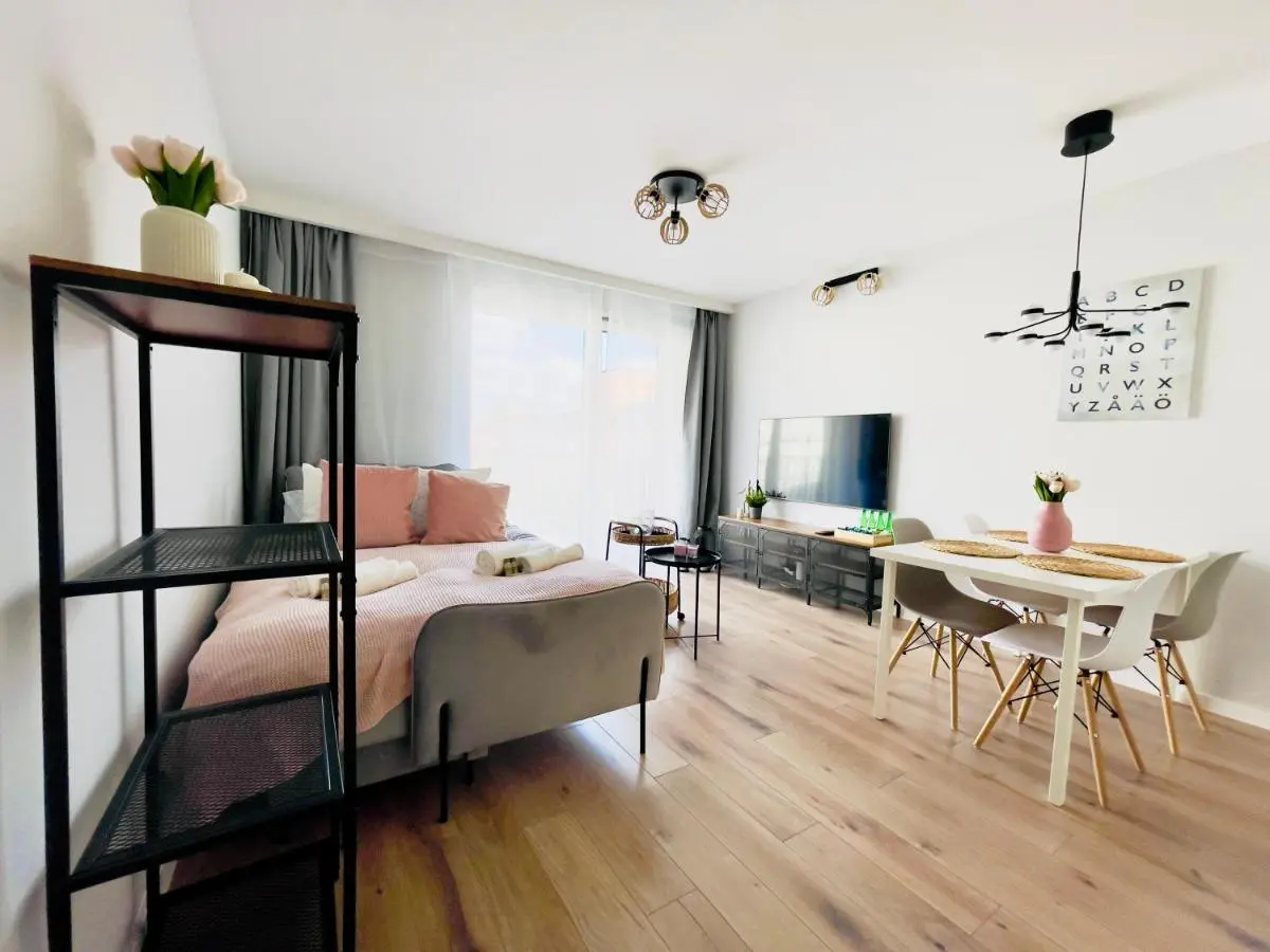 Image 1 of Golden Tobaco by Aparo – Winda, Łóżeczko, Balkon, Atlas Arena, ZOO, Aquapark, Piotrkowska, Park, Dworzec PKP, Ekspres do Kawy