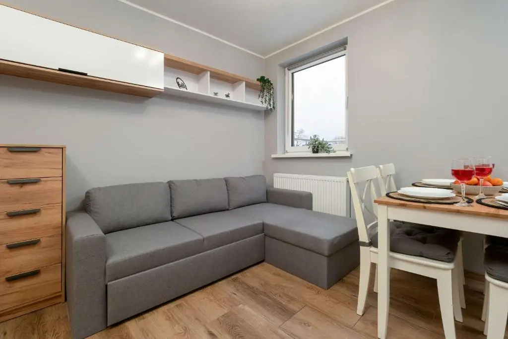 Image of Klimatyczne Studio w Łodzi z Parkingiem i Dużym Umeblowanym Balkonem by Noclegi Renters