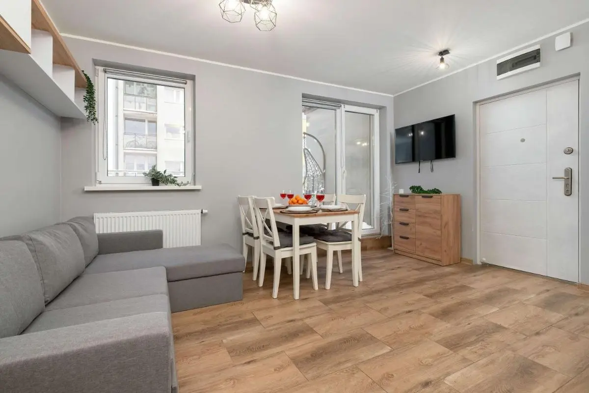 Image 1 of Klimatyczne Studio w Łodzi z Parkingiem i Dużym Umeblowanym Balkonem by Noclegi Renters