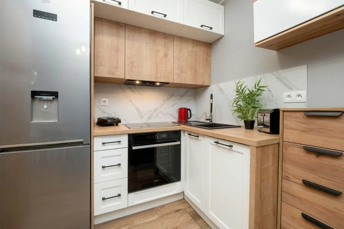 Image 2 of Klimatyczne Studio w Łodzi z Parkingiem i Dużym Umeblowanym Balkonem by Noclegi Renters