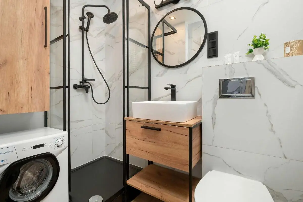 Image 3 of Klimatyczne Studio w Łodzi z Parkingiem i Dużym Umeblowanym Balkonem by Noclegi Renters