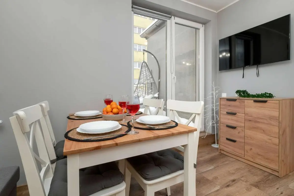 Image 4 of Klimatyczne Studio w Łodzi z Parkingiem i Dużym Umeblowanym Balkonem by Noclegi Renters