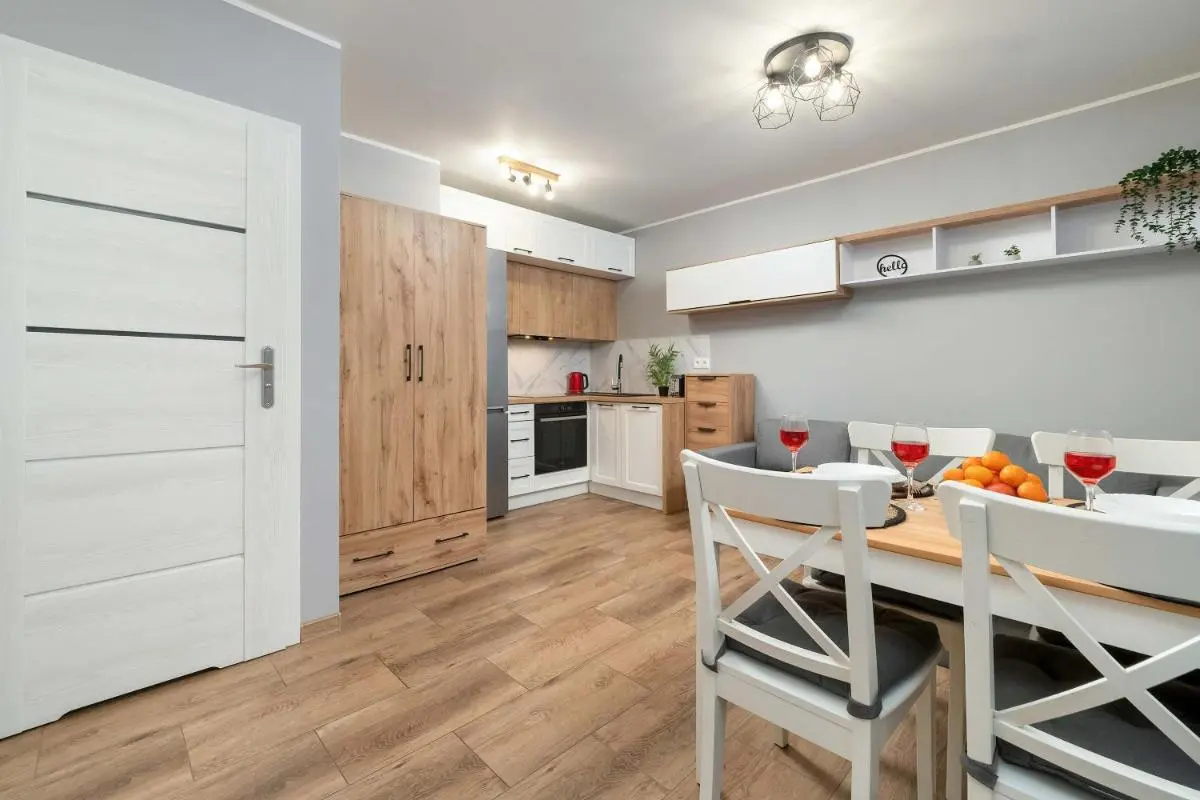 Image 6 of Klimatyczne Studio w Łodzi z Parkingiem i Dużym Umeblowanym Balkonem by Noclegi Renters