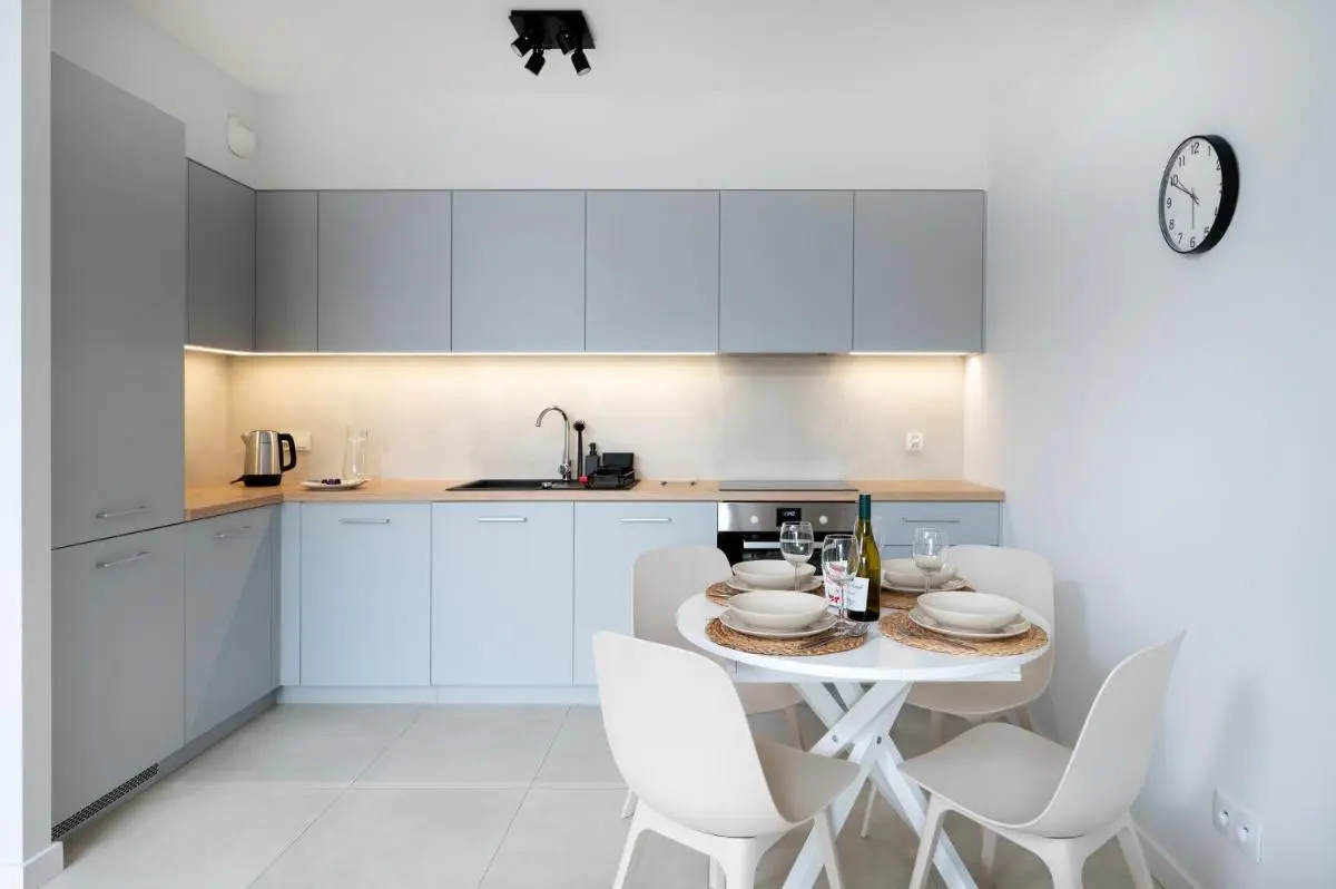 Image 2 of Łódź Manufaktura – Balcony & Workspace by Rentujemy