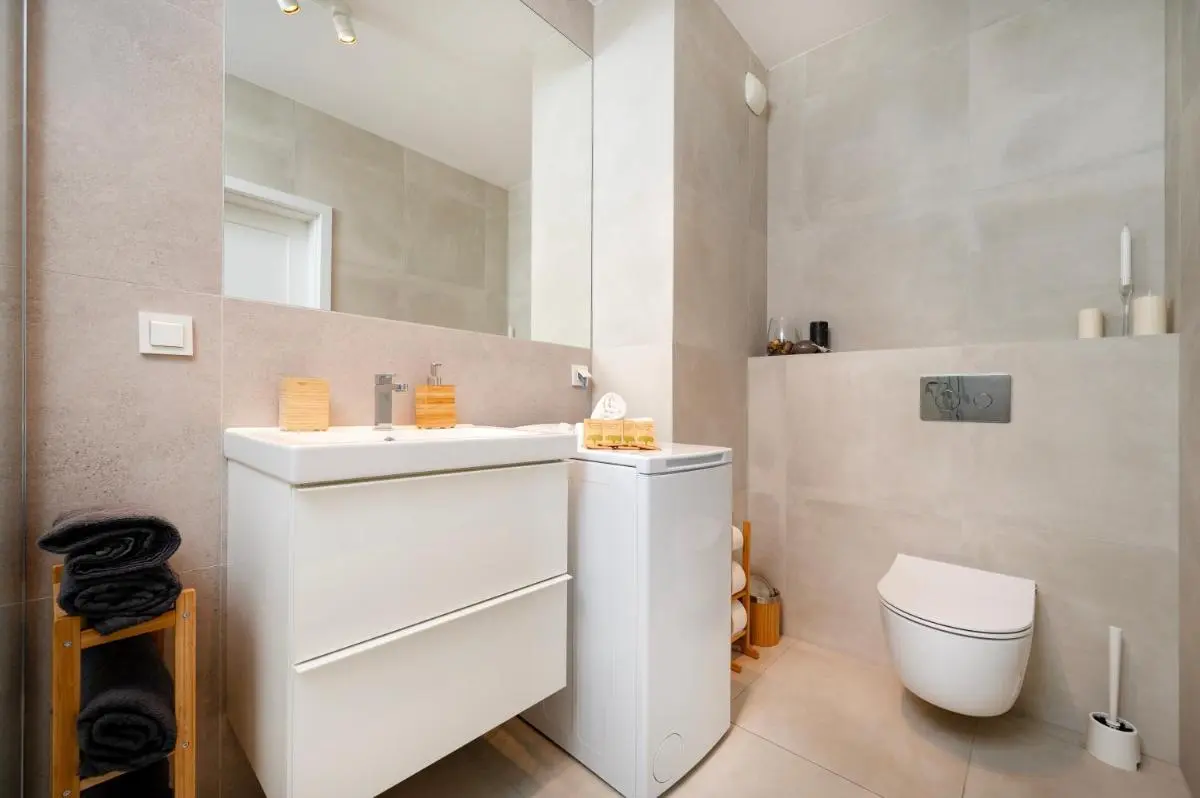 Image 4 of Łódź Manufaktura – Balcony & Workspace by Rentujemy