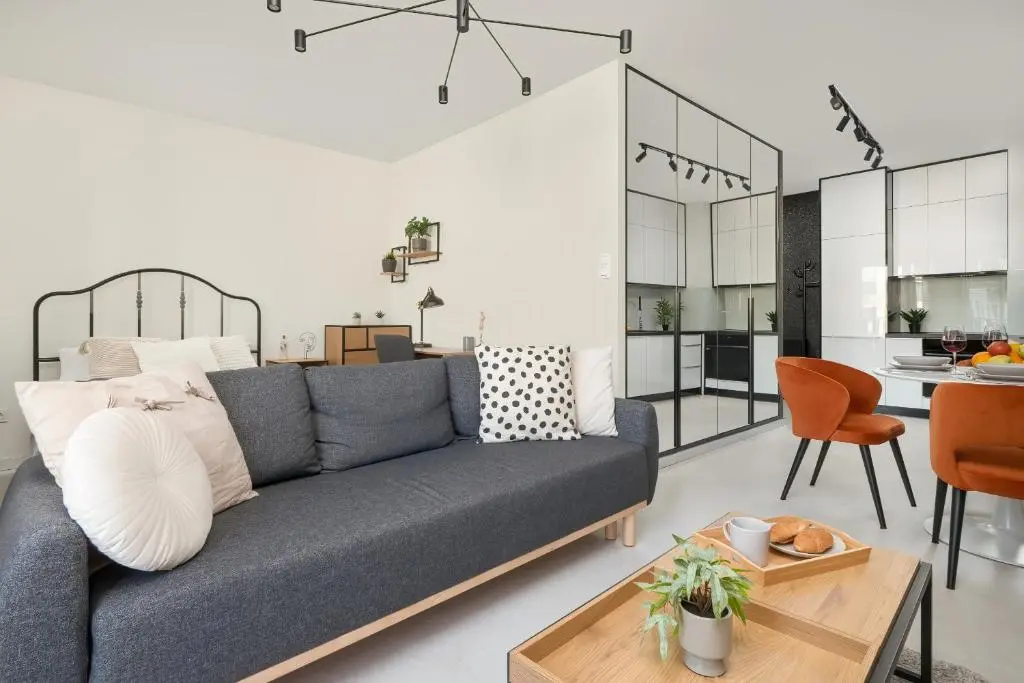 Image of Luksusowe Studio w Łodzi z Biurkiem, Balkonem i Klimatyzatorem by Renters Prestige