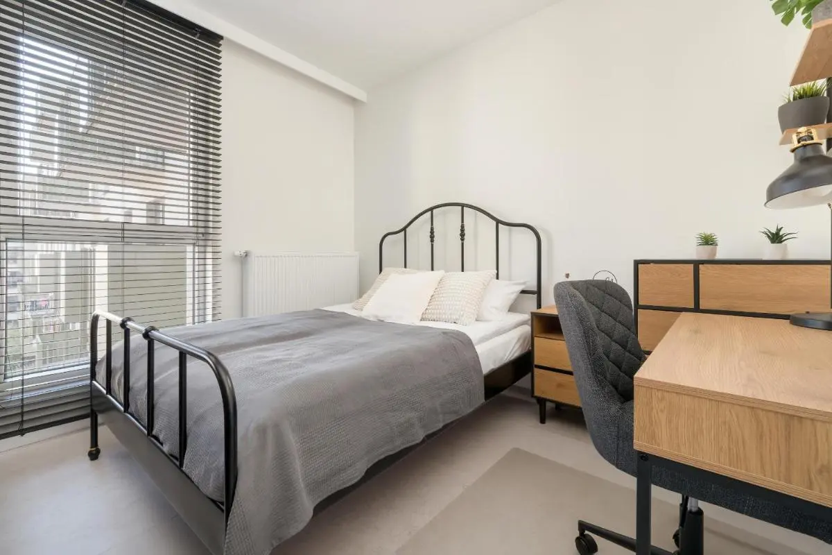 Image 1 of Luksusowe Studio w Łodzi z Biurkiem, Balkonem i Klimatyzatorem by Renters Prestige