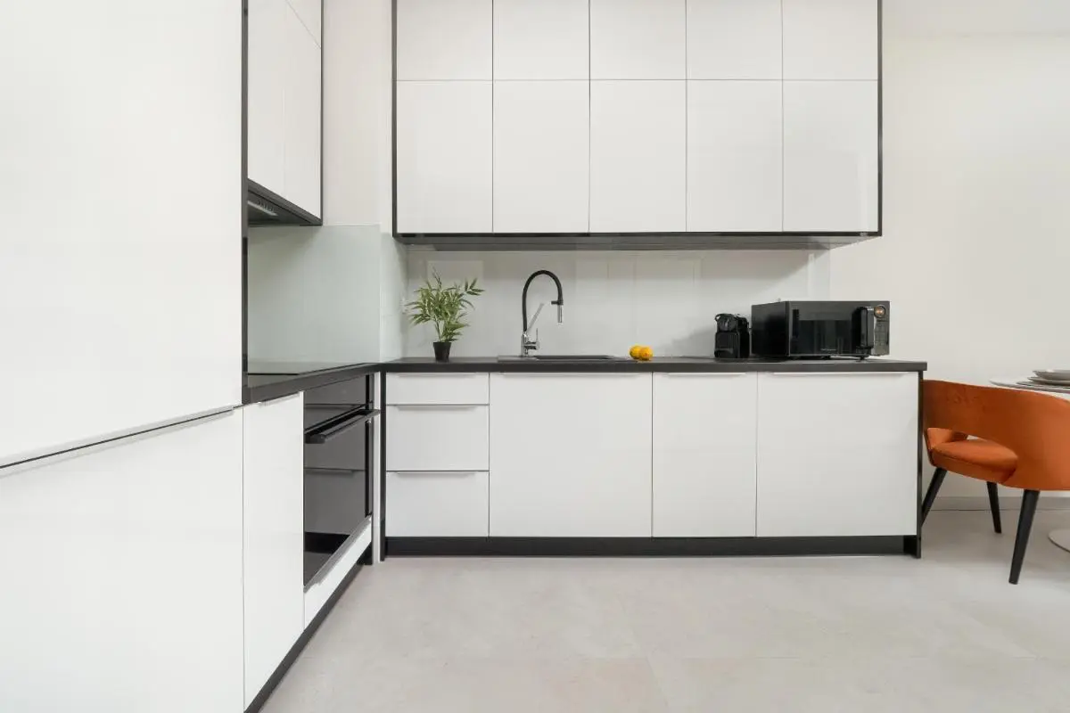 Image 3 of Luksusowe Studio w Łodzi z Biurkiem, Balkonem i Klimatyzatorem by Renters Prestige