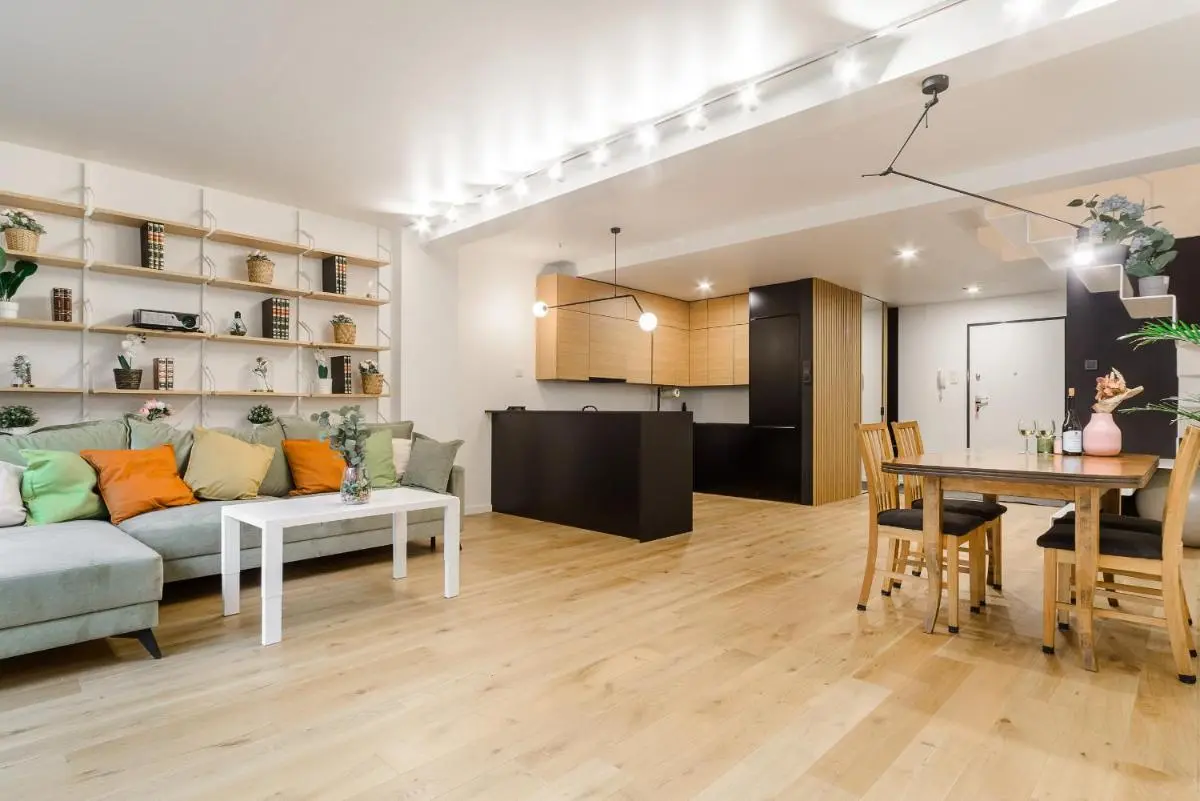 Image 1 of Lumina apartment with balcony overlooking the park