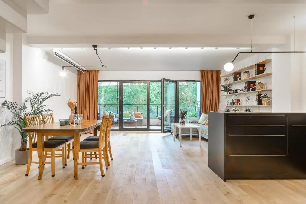 Image of Lumina apartment with balcony overlooking the park