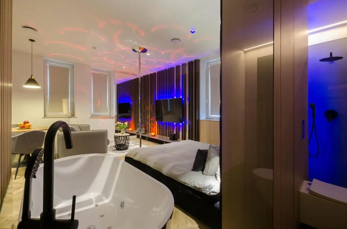 Image 1 of LupoApartments z Klimatyzacją do wyboru z Jacuzzi Pole Dance Parking Dostęp na Kod