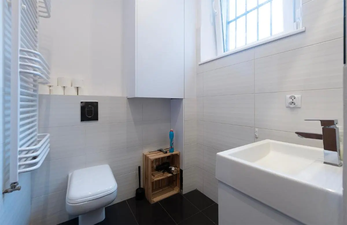 Image 2 of Luxury Location-Bright&Parking