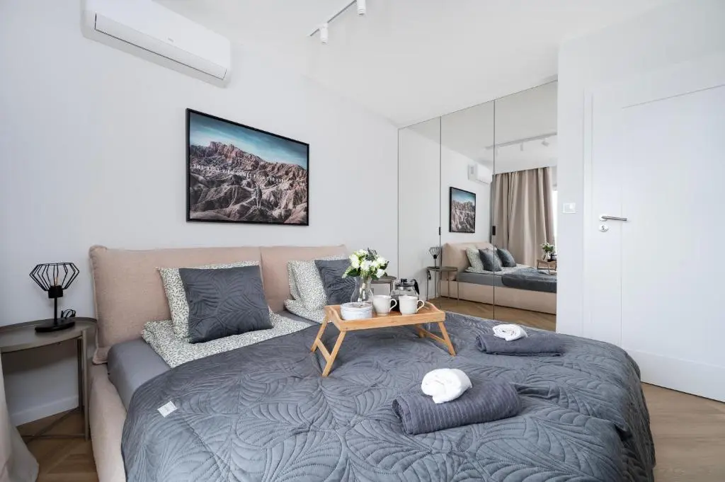 Image of Manufaktura Suites – 76m2, Parking, AirCon – by Rentujemy