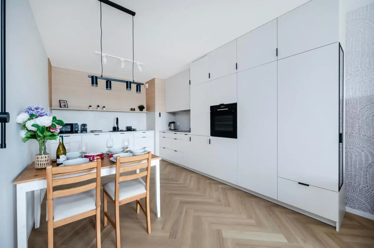 Image 2 of Manufaktura Suites – 76m2, Parking, AirCon – by Rentujemy