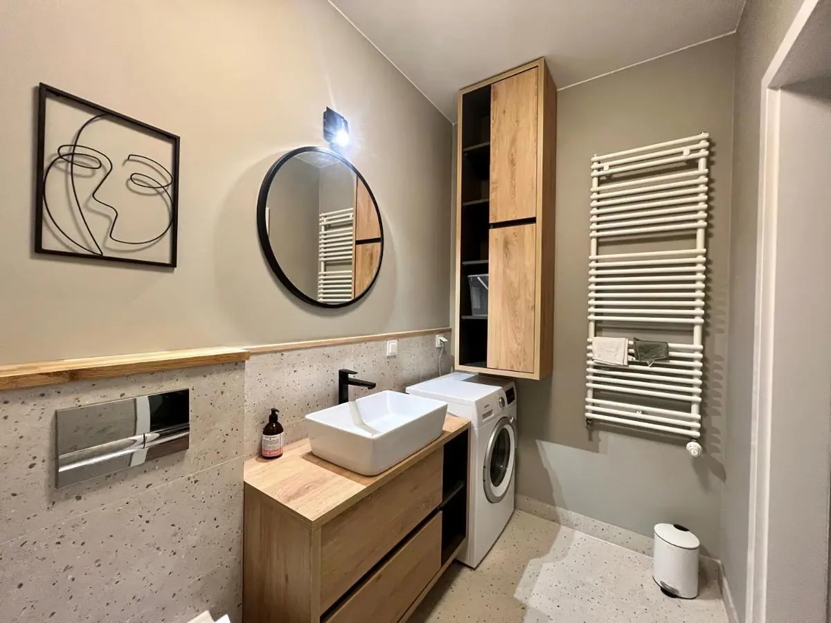 Image 2 of Milionowa 8 – Komfortowe Studio z Garażem i Klimatyzacją