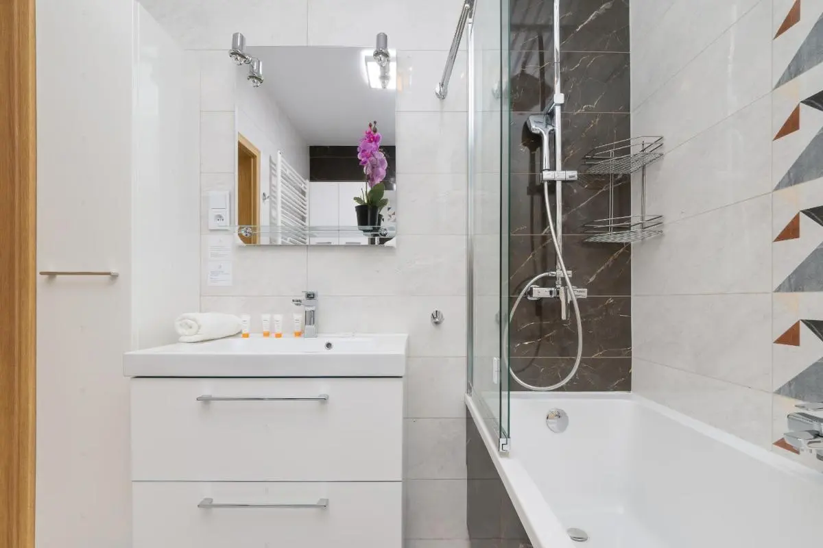 Image 3 of Modern Apartment with Parking & Near Manufaktura in Łódź by Noclegi Renters