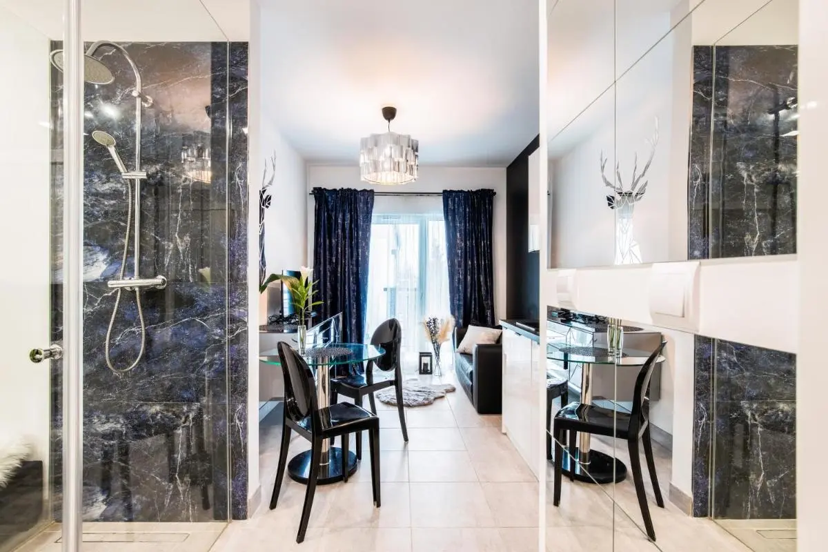 Image 2 of Nowoczesny apartament GLAMOUR Łódź z prysznicem pośrodku