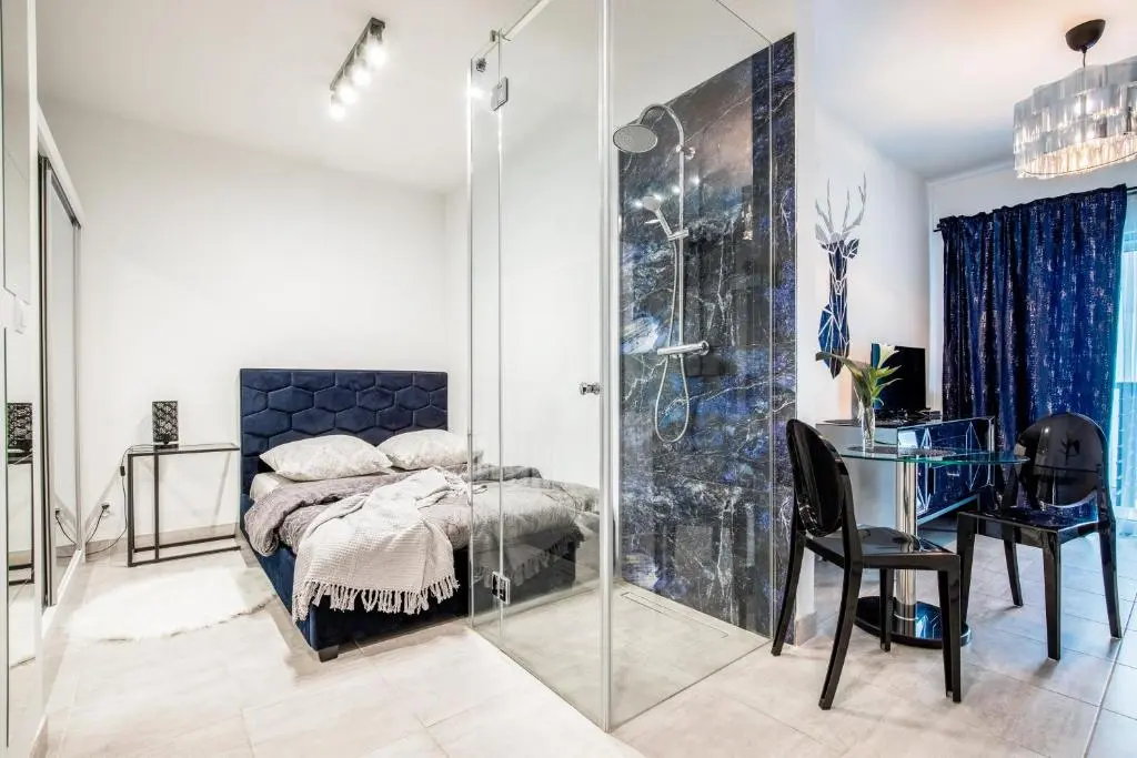 Image of Nowoczesny apartament GLAMOUR Łódź z prysznicem pośrodku
