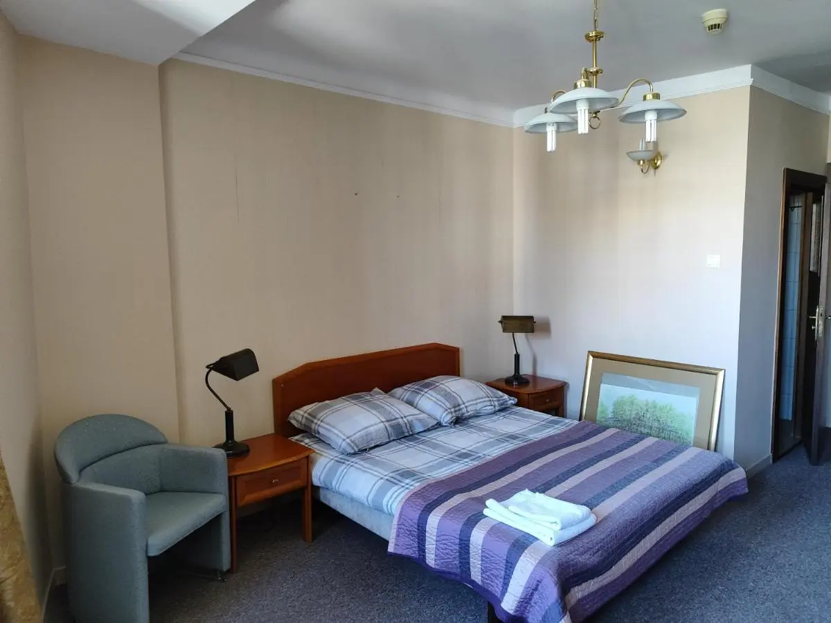 Image 1 of Pokój 303 dwuosobowy z prywatną łazienką – Piotrkowska 262-264