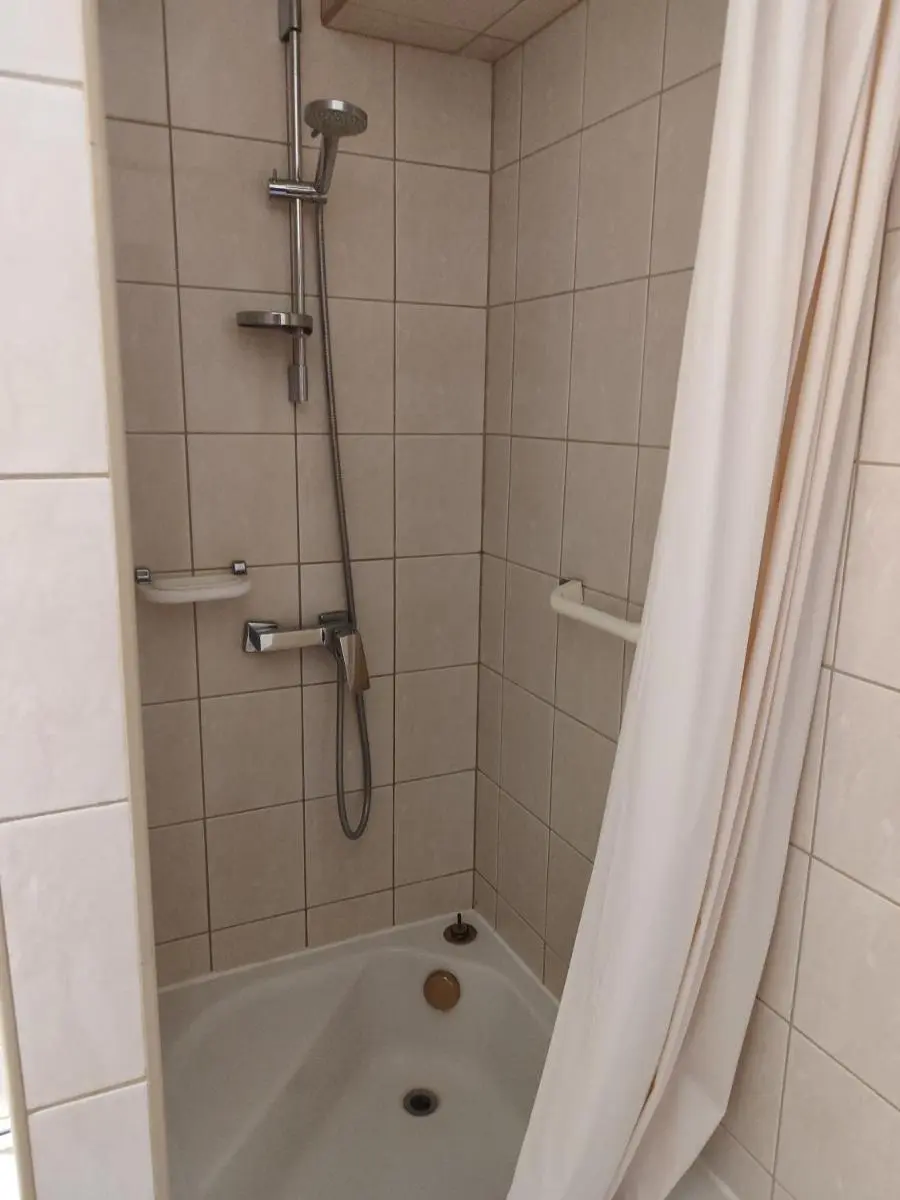 Image 3 of Pokój 303 dwuosobowy z prywatną łazienką – Piotrkowska 262-264