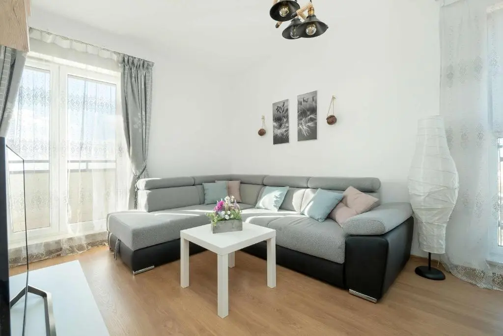 Image of Przestronnne & Jasne Apartamenty Praca Zdalna i Doskonała Lokalizacja w Łodzi by Noclegi Renters