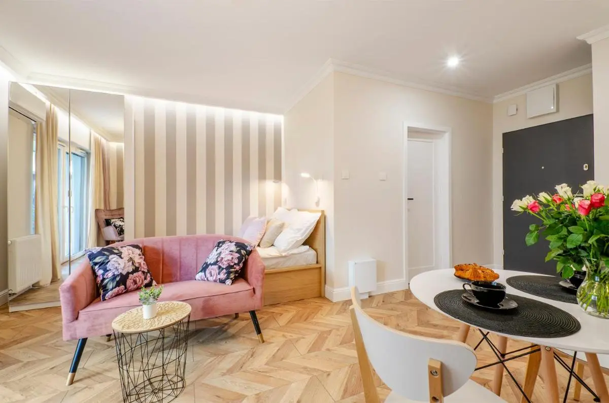 Image 3 of SKY Home- Rose Apartament -Manufaktura, Bezpłatny Parking, Klima, Dostęp na KOD