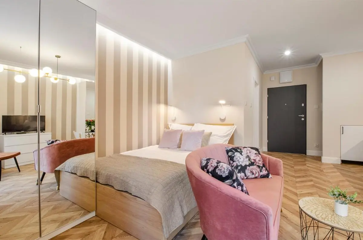 Image 1 of SKY Home- Rose Apartament -Manufaktura, Bezpłatny Parking, Klima, Dostęp na KOD