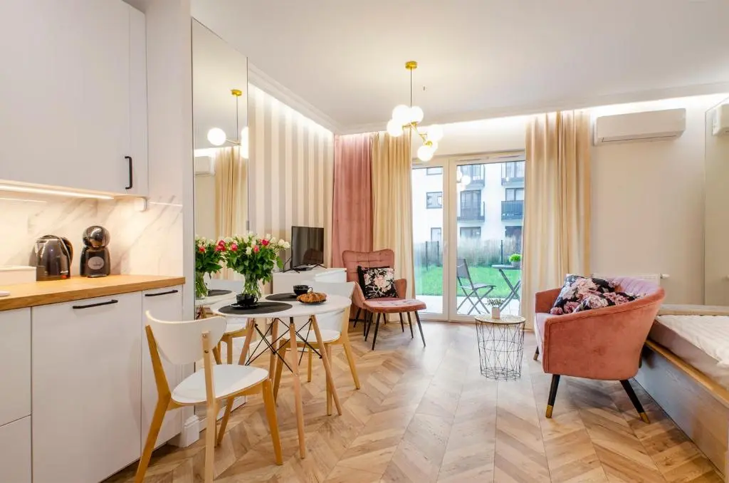 Image of SKY Home- Rose Apartament -Manufaktura, Bezpłatny Parking, Klima, Dostęp na KOD